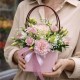 Композиция с розами и диантусом в сумочке
