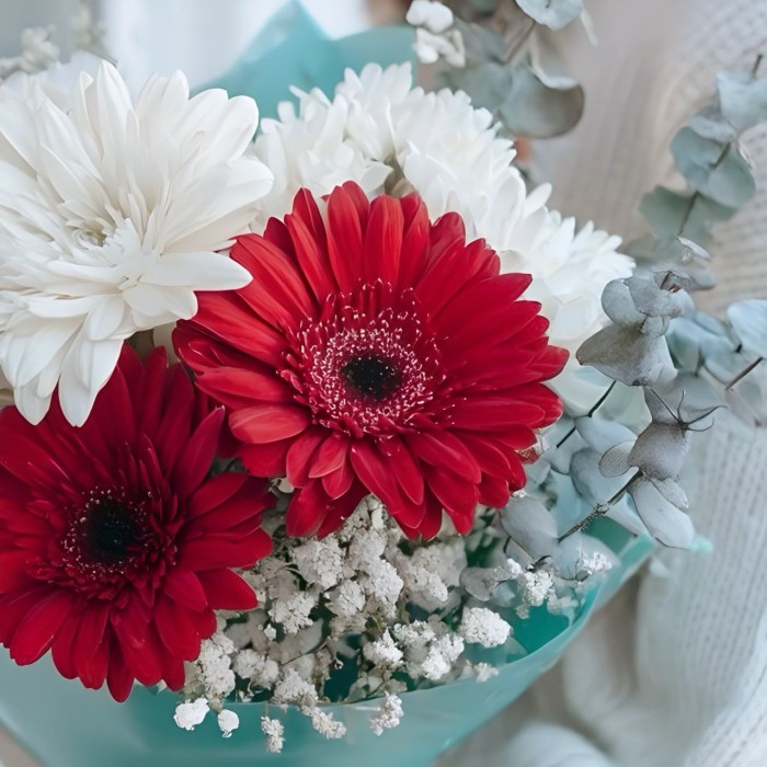 Красные герберы с хризантемой на День Матери Красные герберы с хризантемой на День Матери