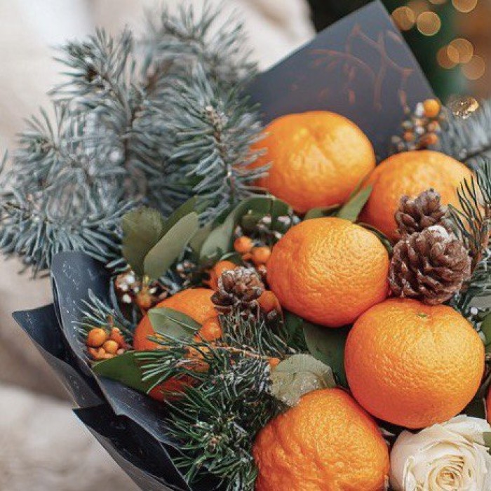 Новогодний букет с мандаринами и розой