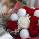 Новогодний букет с розами и белыми шарами