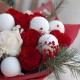 Новогодний букет с розами и белыми шарами