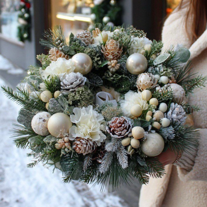 Новогодний венок с шишками и шарами