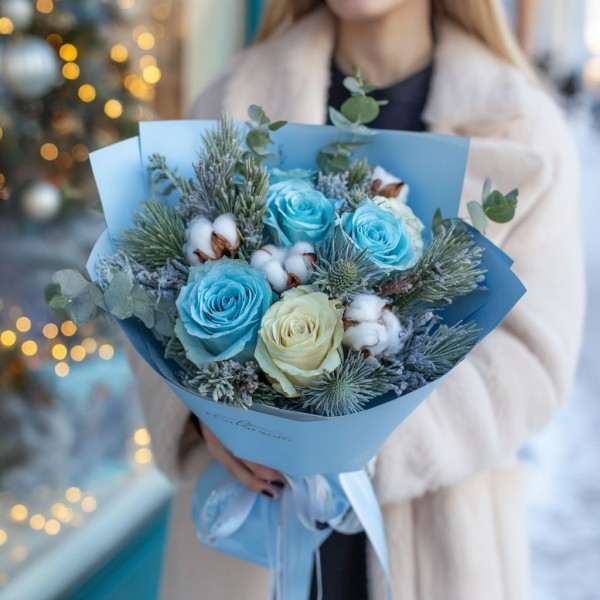 Новогодняя композиция с хлопком и розами