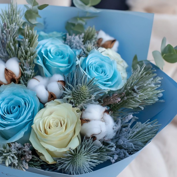 Новогодняя композиция с хлопком и розами