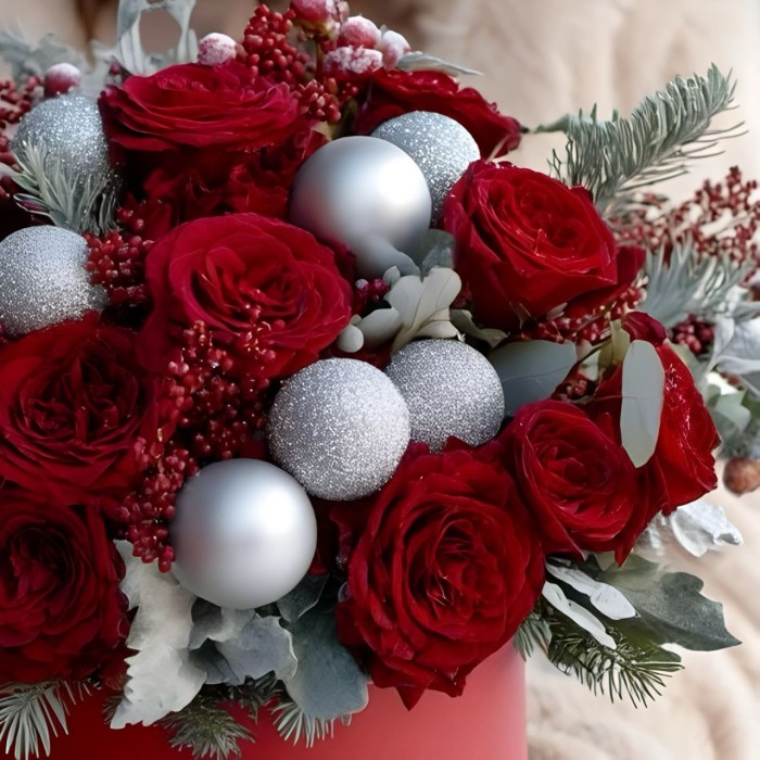 Новогодняя композиция с розами в шляпной коробке