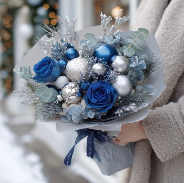 Синие розы с серебряными шарами
