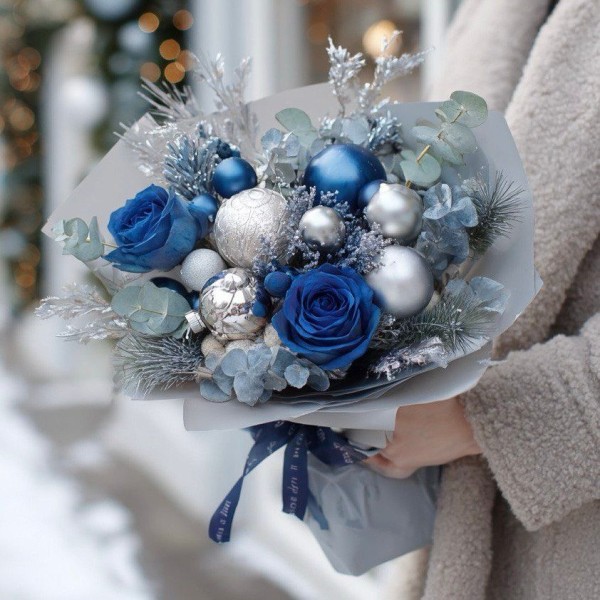 Синие розы с серебряными шарами