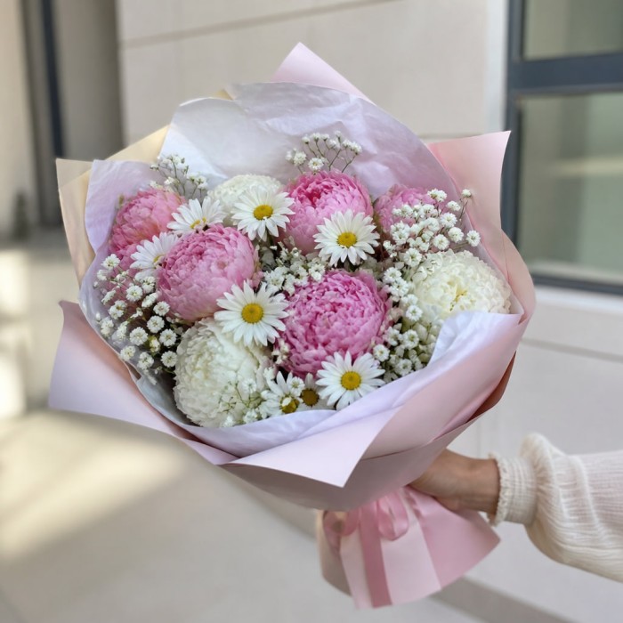 Букет из ромашек и пионов