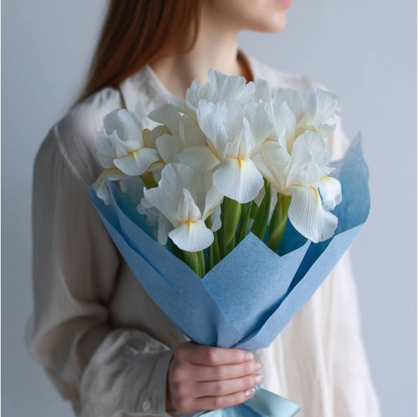 Букет 11 белых ирисов