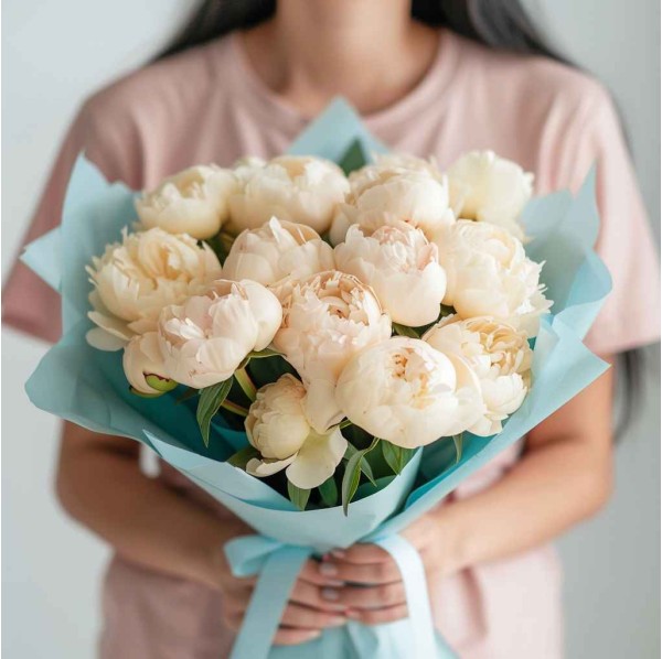 15 кремовых пионов