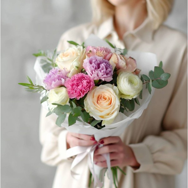 3 розы с гвоздикой и ранункулюсом