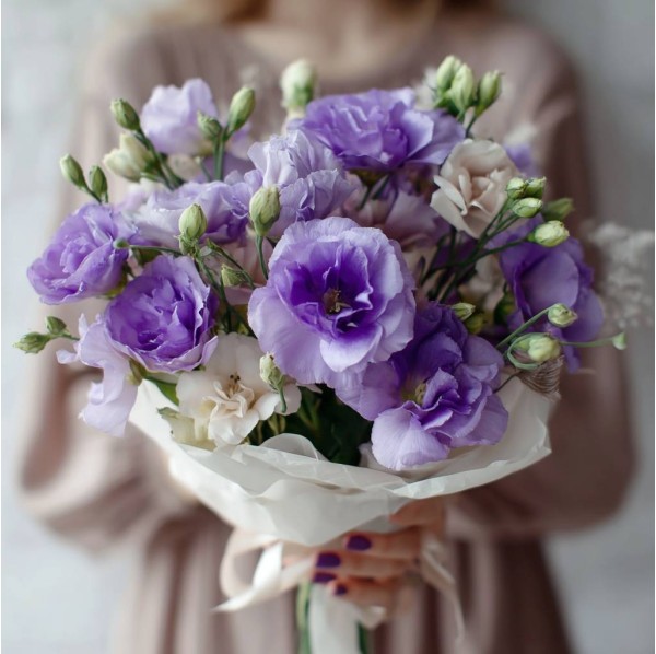 9 бело-фиолетовых лизиантусов