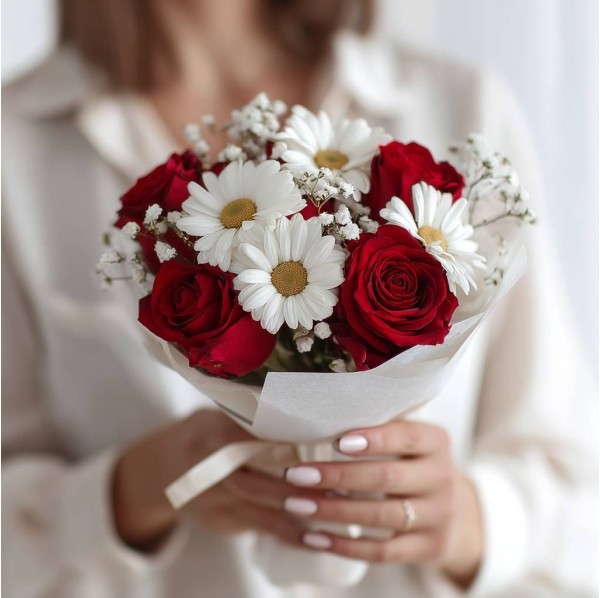 Букет из ромашек и красных роз