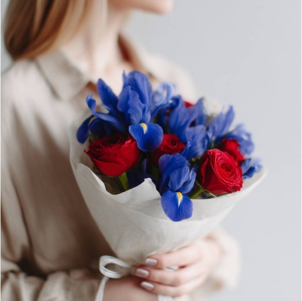 Букет Красные розы и ирисы