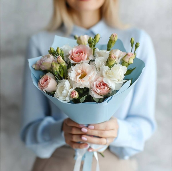 Букет эустома с кустовой розой