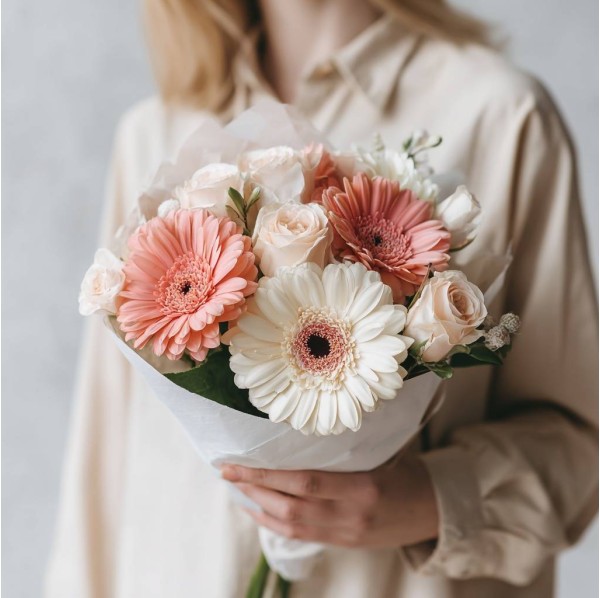 Герберы с нежными розами