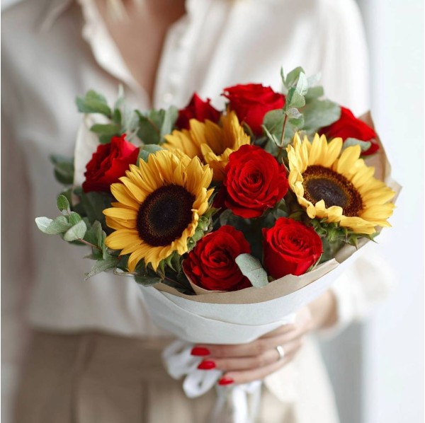 Подсолнухи с красными розами