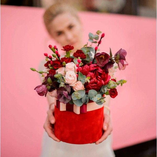 Пион с розами в коробке