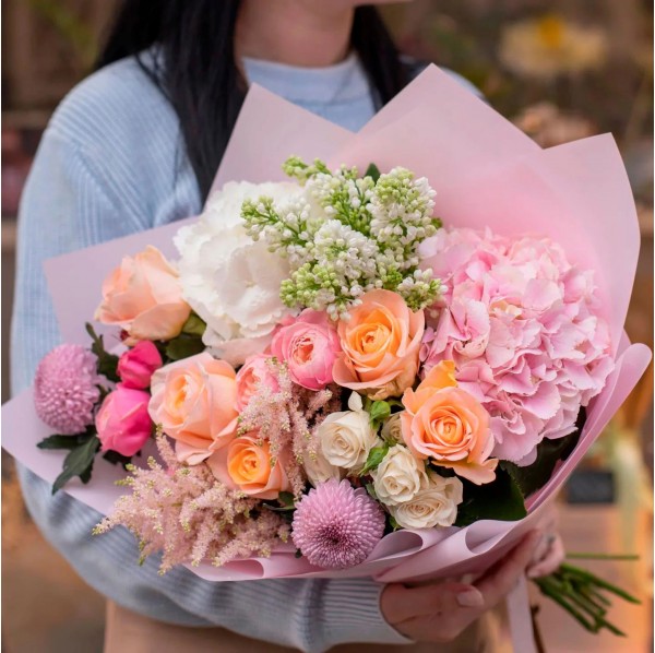 Гортензия и розы с маттиолой