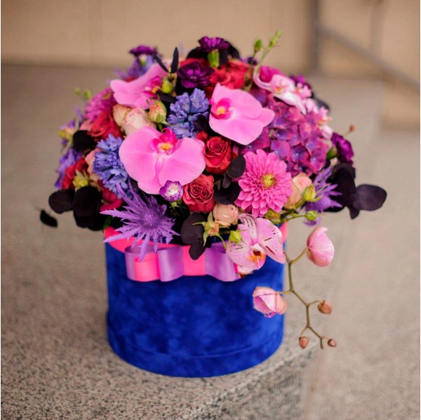 Орхидеи, гортензии и розы в коробке