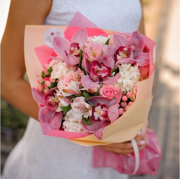 Букет 5 орхидей с розами