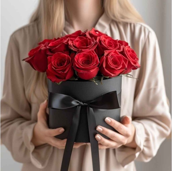 15 красных роз в коробке